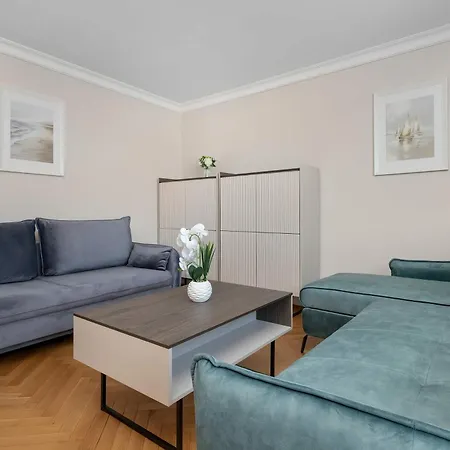 Three Bedroom In Center With Desk By Renters Gdyně