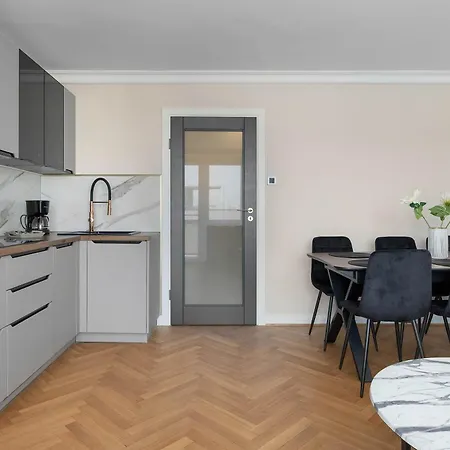 Three Bedroom In Center With Desk By Renters *