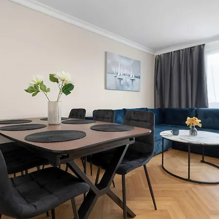 Three Bedroom In Center With Desk By Renters Apartmán Gdyně