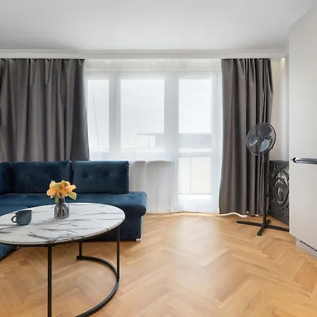 Three Bedroom In Center With Desk By Renters Apartmán