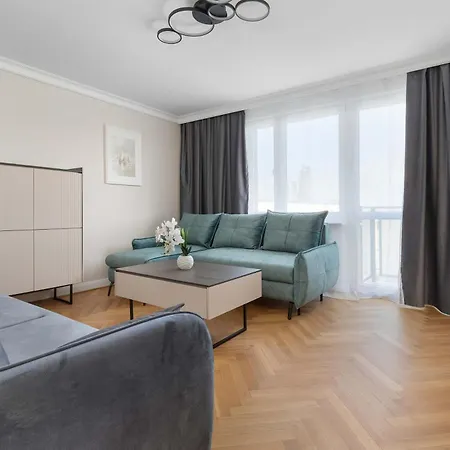 Three Bedroom In Center With Desk By Renters *