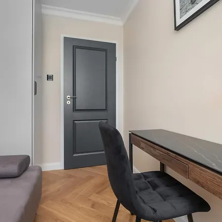 Three Bedroom In Center With Desk By Renters Apartmán *