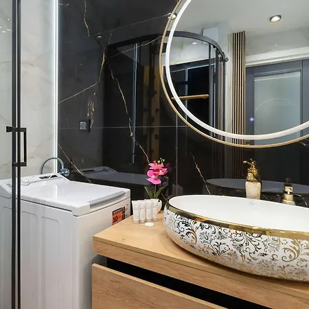 Apartmán Three Bedroom In Center With Desk By Renters