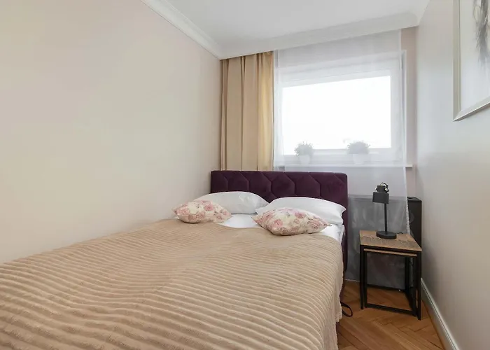 Three Bedroom In Center With Desk By Renters Apartman *