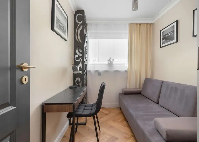Three Bedroom In Center With Desk By Renters Lägenhet Gdynia