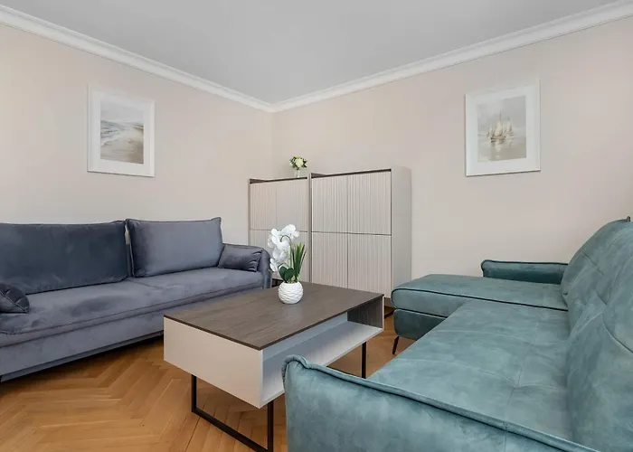 Three Bedroom In Center With Desk By Renters Gdynia