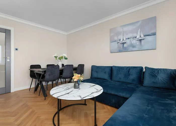 Three Bedroom In Center With Desk By Renters Gdynia