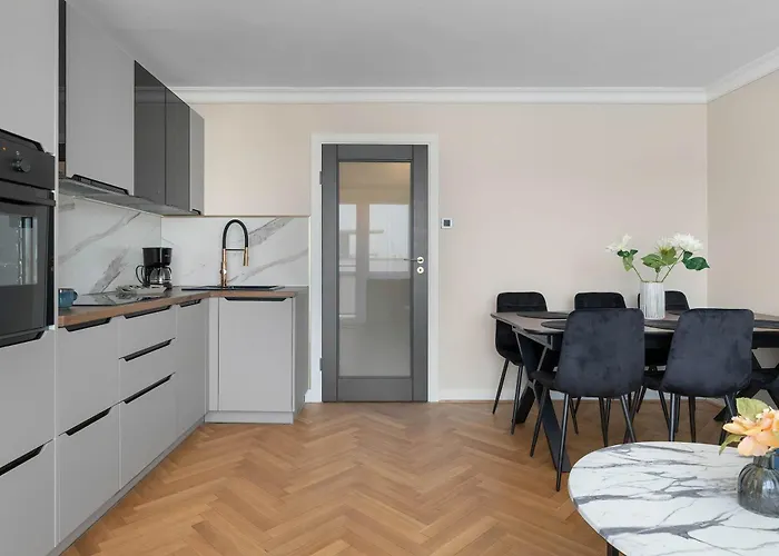 Three Bedroom In Center With Desk By Renters *