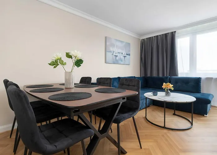 Three Bedroom In Center With Desk By Renters Lägenhet Gdynia