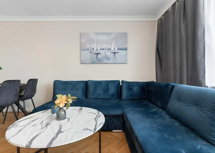 Three Bedroom In Center With Desk By Renters Gdynia