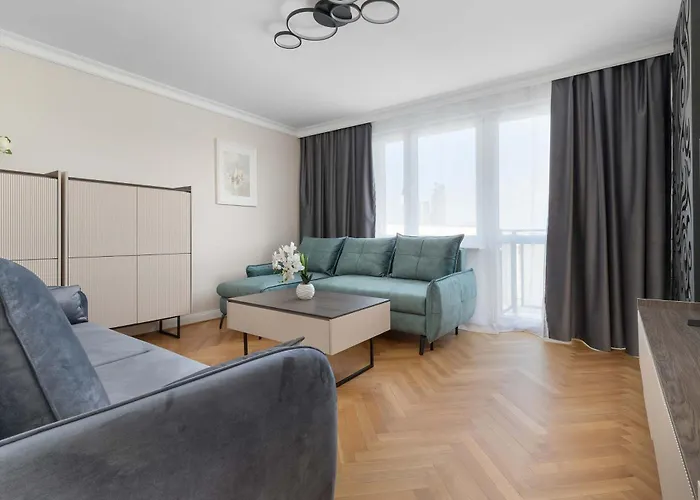 Three Bedroom In Center With Desk By Renters *