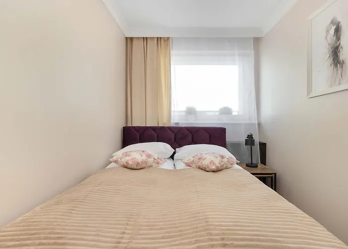 Three Bedroom In Center With Desk By Renters Apartman