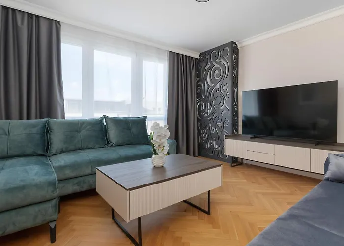 Three Bedroom In Center With Desk By Renters Apartman