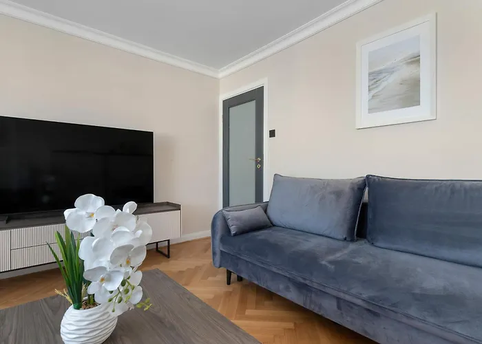 Three Bedroom In Center With Desk By Renters Apartman