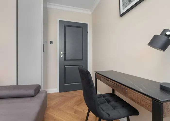 Three Bedroom In Center With Desk By Renters Apartman *