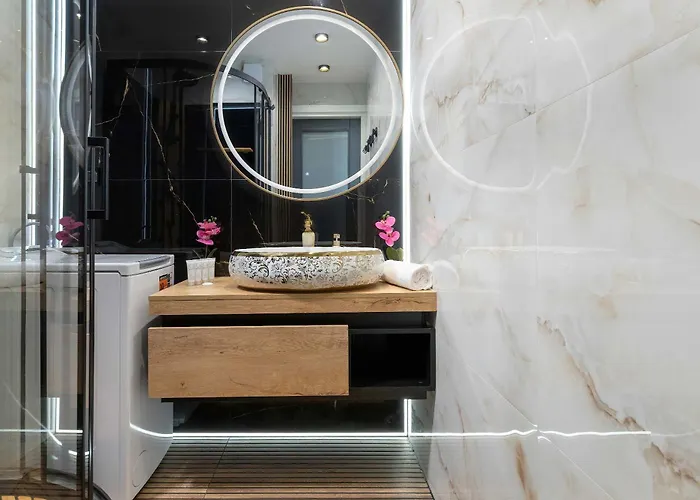 Three Bedroom In Center With Desk By Renters