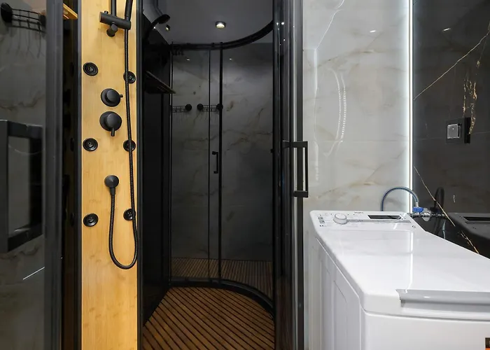 Three Bedroom In Center With Desk By Renters Lägenhet *